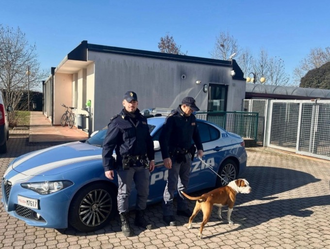 “Correte, c’è qualcuno che picchia il cane col guinzaglio!”, gli agenti intervengono e si prendono sputi e insulti