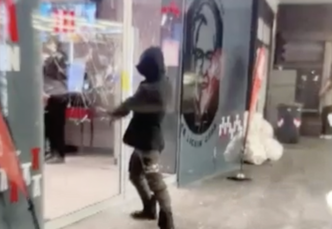 Mazzate alle vetrine di un fast food in piazza Garibaldi, fermato un 20enne
