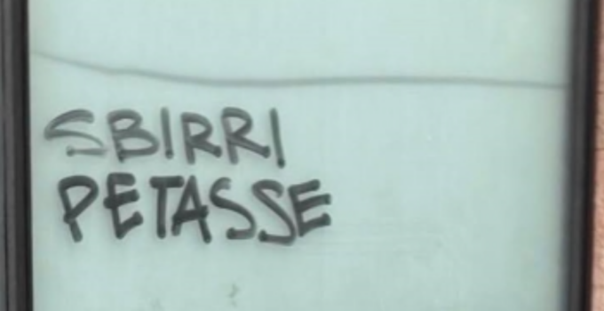 “Sbirri petasse”, ancora un caso di scritte contro la Polizia a Padova
