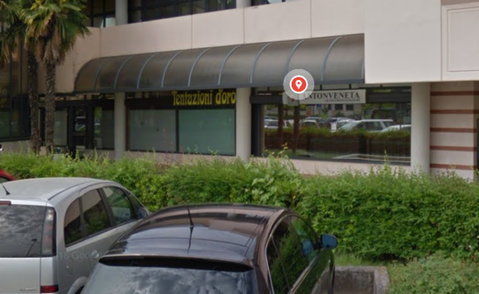 Banda tenta di irrompere in una gioielleria facendo un’apertura nel muro dell’edificio affianco
