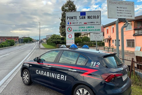 79enne provoca un incidente d’auto, poi si dà alla fuga senza prestare soccorso