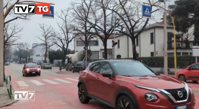 60enne investita da un furgone mentre attraversa sulle strisce