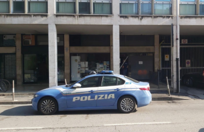 Macchina della polizia in Via Tommaseo (aggressione)