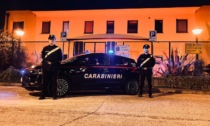 Fermato su una Lancia Y con una pistola ad aria compressa e un falso distintivo della polizia