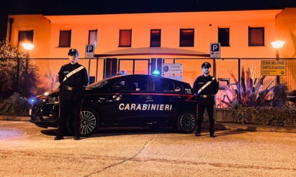 Fermato su una Lancia Y con una pistola ad aria compressa e un falso distintivo della polizia