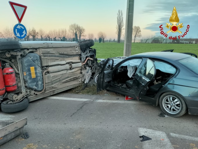 Bmw e Opel si scontrano a San Pietro in Gu’, feriti madre e figlio