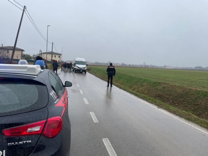 Investita da un furgone dopo essere scesa dall’autobus, morta 49enne