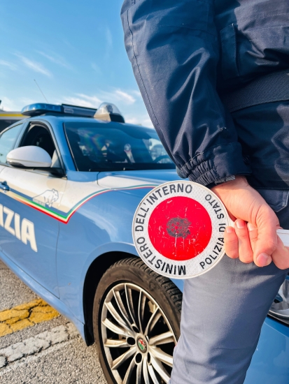 Le strappa il telefono di mano e fa cadere anche il passeggino con la figlia di pochi mesi