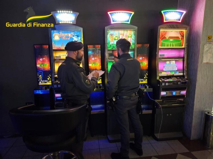 Scoperte più di 500 slot accese fuori orario, maxi multe per due esercizi in provincia di Padova