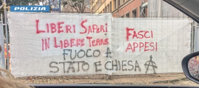 La città di Padova imbrattata con scritte contro Polizia e istituzioni, la questura dispone la mappatura