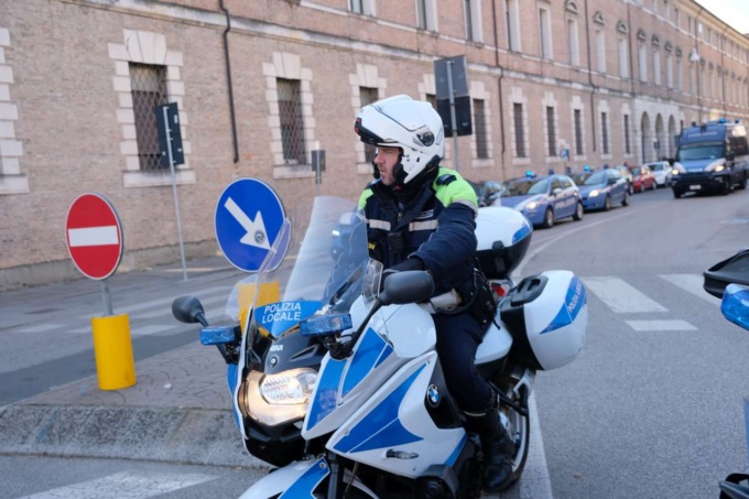 Senza patente e assicurazione, 28enne fugge con una Yamaha e investe un agente della Polizia Locale