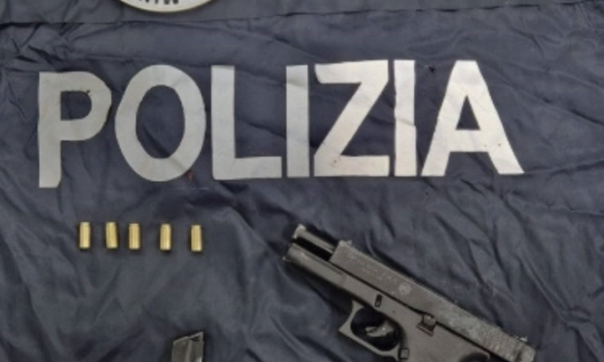 Piazza De Gasperi centro di crimini, fermato pusher 36enne e trovata… una pistola in una buca
