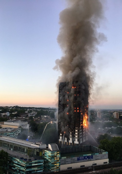 Grenfell Tower in fiamme