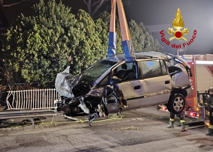 Perde il controllo dell’auto ed esce fuori strada, ferito il conducente