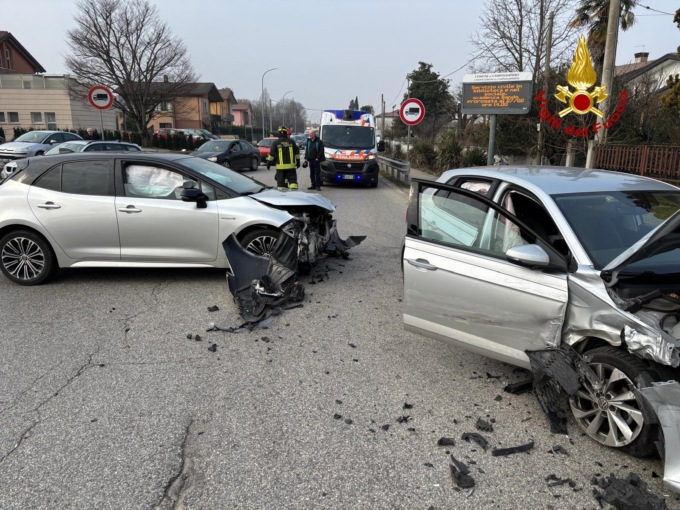 Scontro tra due auto a Camposampiero, due feriti
