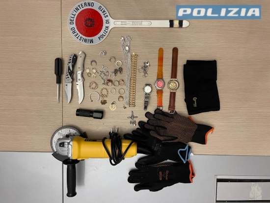 Rubano gioielli e orologi in due case a Padova, scoperto il covo della banda di ladri nel Trevigiano