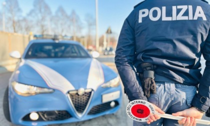 Per sfuggire ai controlli, lancia bottiglie di vetro contro i poliziotti