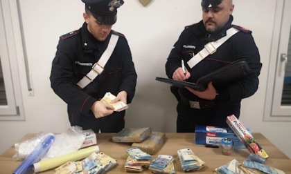 Scoperti in auto con 47mila euro in contanti e più di due chili di cocaina