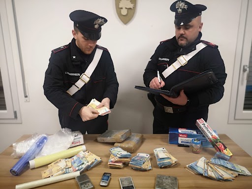 Scoperti in auto con 47mila euro in contanti e più di due chili di cocaina