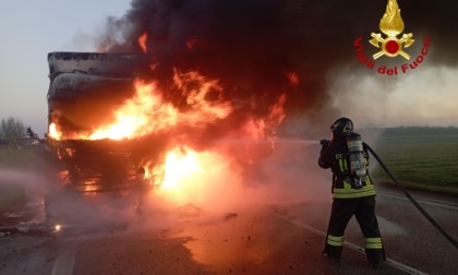 Accosta a bordo strada sulla Romea per una gomma bucata, dopo poco il tir prende fuoco