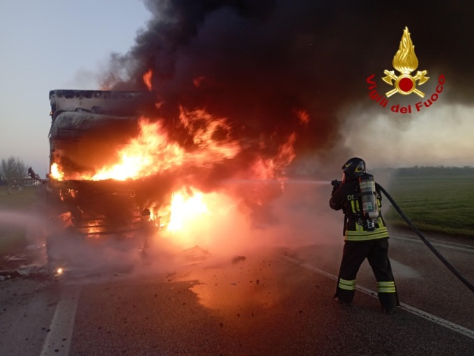 Accosta a bordo strada sulla Romea per una gomma bucata, dopo poco il tir prende fuoco