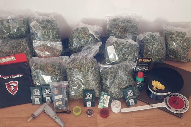 Riceve un pacco sospetto e chiama i carabinieri: dentro c’erano 9 chili di marijuana