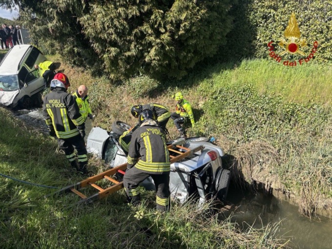 Incidente a Trebaseleghe, auto si scontrano e finiscono in un fossato a bordo strada