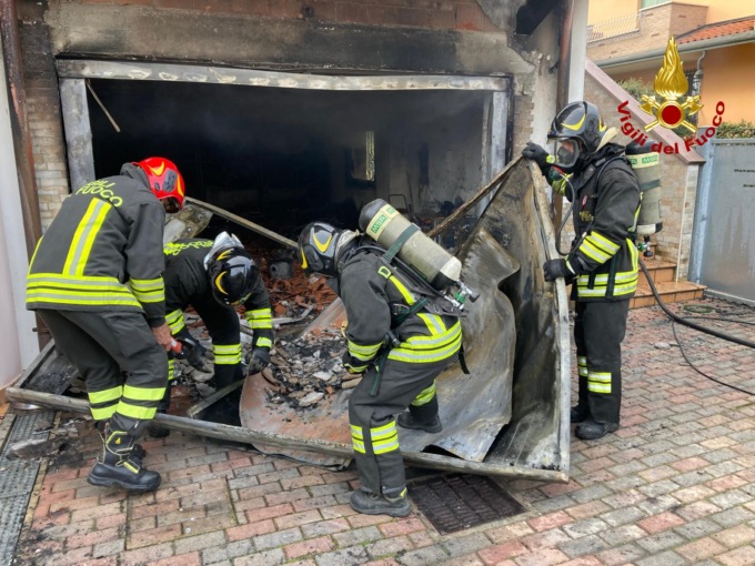 L’incendio al garage, porta danno anche allo scantinato ed all’abitazione sovrastante