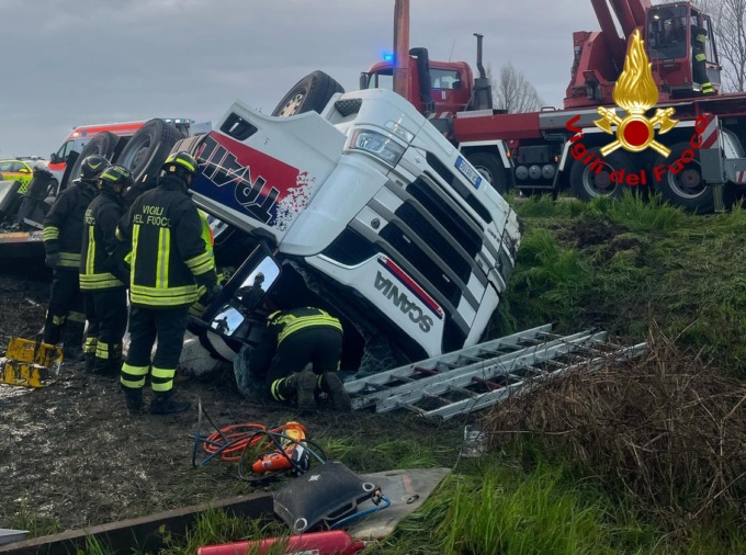 Autoarticolato finisce fuori strada e si ribalta in un canale di scolo, ferito il conducente