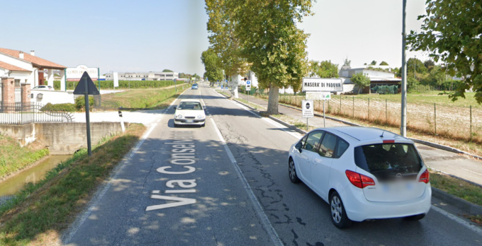 Si schianta con l’auto contro un albero, 20enne riesce a uscire dall’utilitaria prima che vada a fuoco