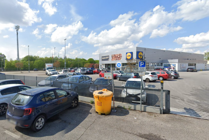 Ruba due bottiglie di birra alla Lidl, poi con un sasso spacca il finestrino di una BMW