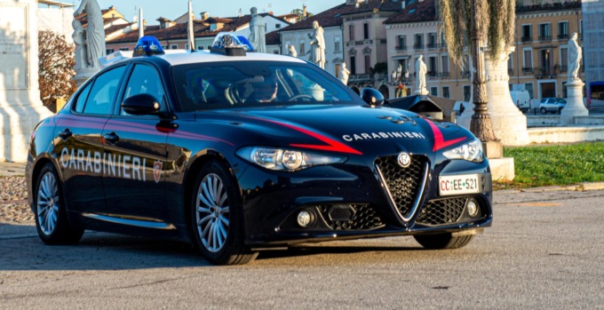 Vede i Carabinieri e preme sull’acceleratore, la fuga dura poco: beccato con droga e senza patente