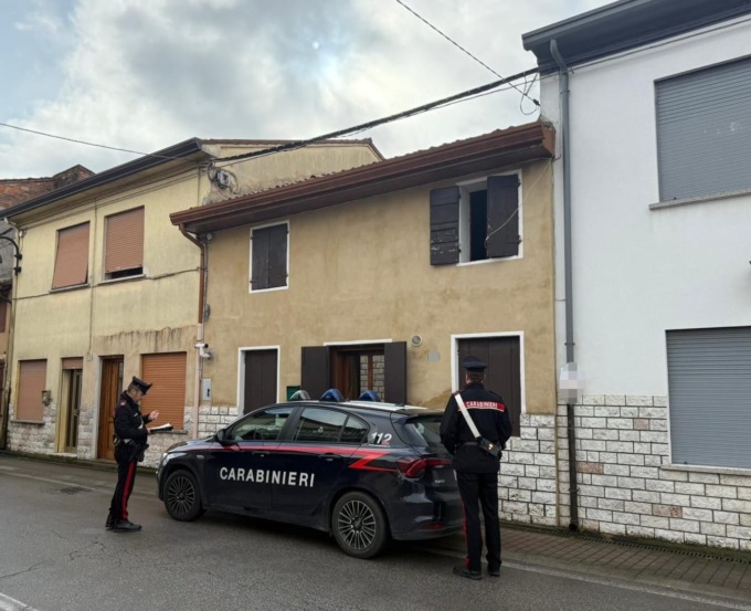 70enne minaccia di lanciarsi dal tetto, salvato dai Carabinieri