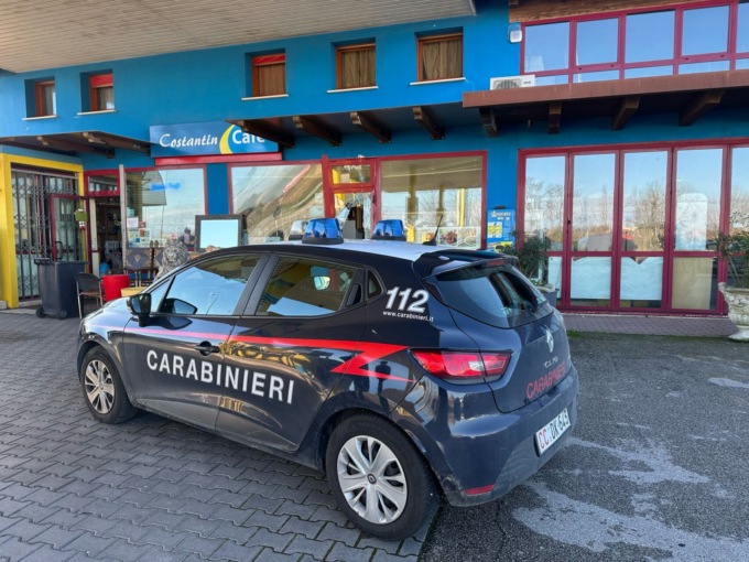 Colpo a Due Carrare: ladri sfondano vetrina di un bar e rubano Gratta e Vinci e cambia-monete