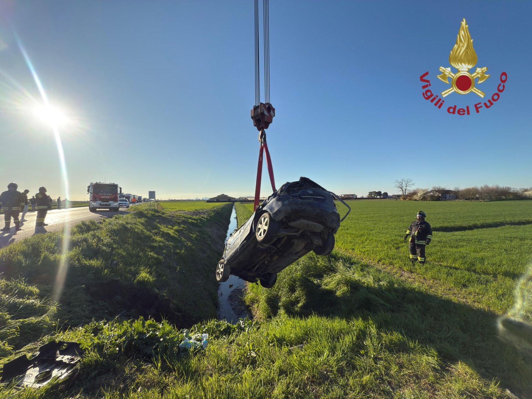 Auto esce fuori strada e si ribalta in un fosso, due passeggeri ...