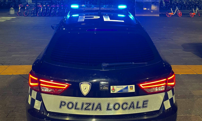 Fattorino fermato senza patente: arriva un secondo motorino per consegnare le pizze, ma è senza assicurazione