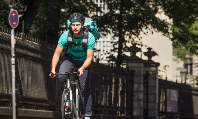 Rider aggredito e spinto a terra da tre minorenni: “I soldi non li abbiamo, ora dacci il nostro cibo”