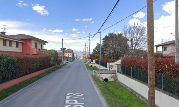 Auto esce fuori strada e si schianta contro un lampione, grave un 20enne