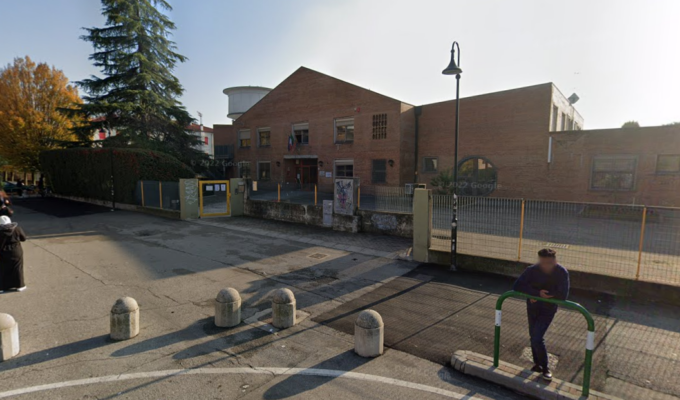 Fanno rissa nel cortile della scuola: insegnante li fotografa e prova ad allontanarli, ma viene spintonata