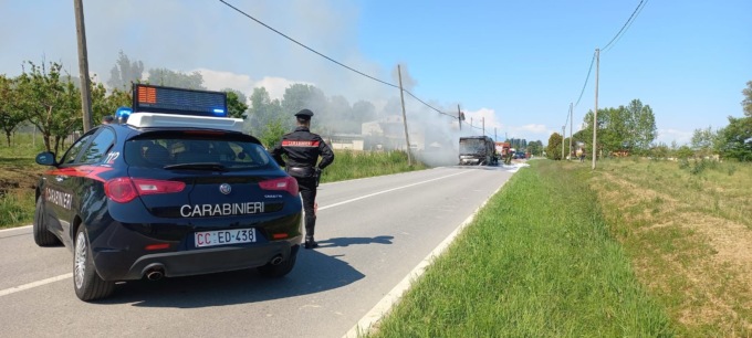 Bus carico di studenti si incedia strada facendo ma i soccorsi tempestivi evitano complicazioni
