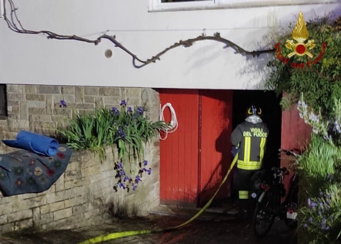 Vigili del fuoco salvano due persone da uno scantinato in fiamme a Padova