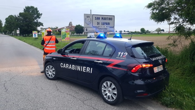 Allontanato per gelosia e abuso di alcol, 47enne si presenta ancora davanti alla casa dove vive la famiglia