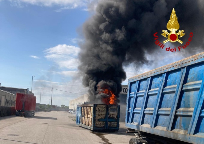 Fumo nero dal cassone, autista si ferma e lo scarica dal camion prima che vada a fuoco