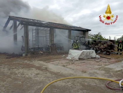 Attrezzi e trattore agricolo andati distrutti nell’incendio di un magazzino rurale a Maserà di Padova