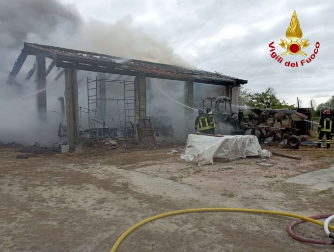 Attrezzi e trattore agricolo andati distrutti nell’incendio di un magazzino rurale a Maserà di Padova