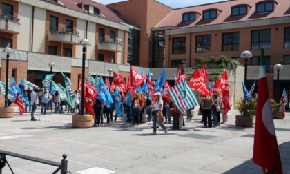 Sit-in davanti alla sede Codess, i sindacati: "Basta contratti al ribasso"