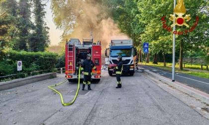A fuoco il carico di rifiuti di un mezzo compattatore a Padova