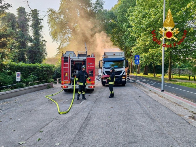 A fuoco il carico di rifiuti di un mezzo compattatore a Padova