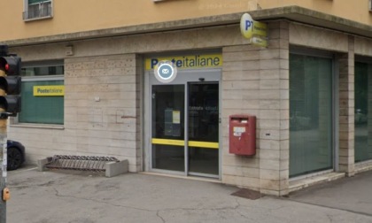 Posta in via Canestrini imbrattata con scritte no-vax e anti-digitale, 30enne fermato con bombolette e parrucca