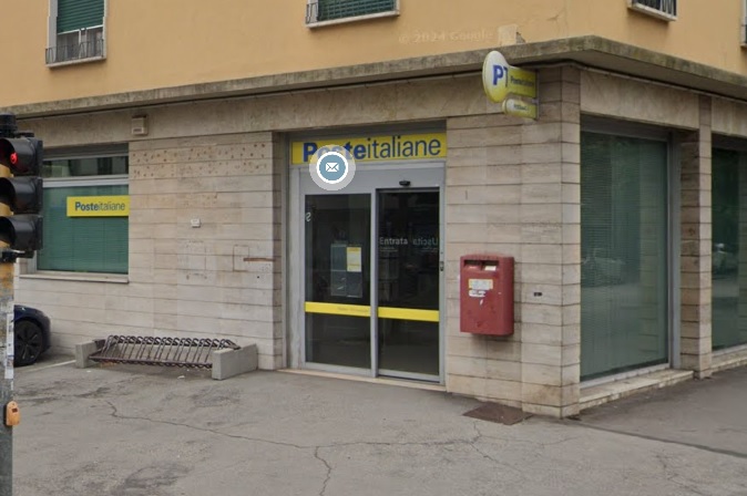 Posta in via Canestrini imbrattata con scritte no-vax e anti-digitale, 30enne fermato con bombolette e parrucca